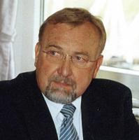 Barthel Schmitz
Zimmerermeister Barthel Schmitz wurde am 26.11.1999 zum Ehrenobermeister der Zimmerer- Innung Köln gewählt